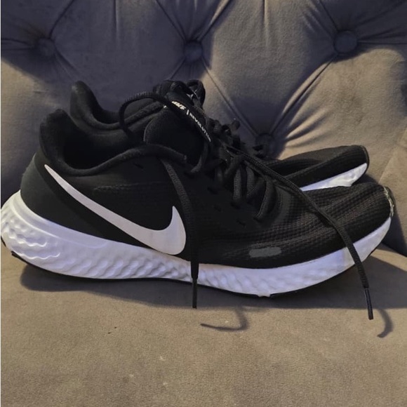 Nike Revolution Men's Black and White Athletic Shoes - Picture 4 of 16